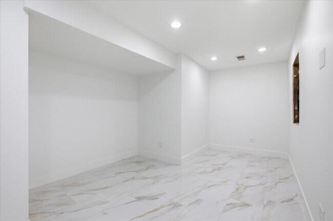 Building Photo - 7959 Nora Ave