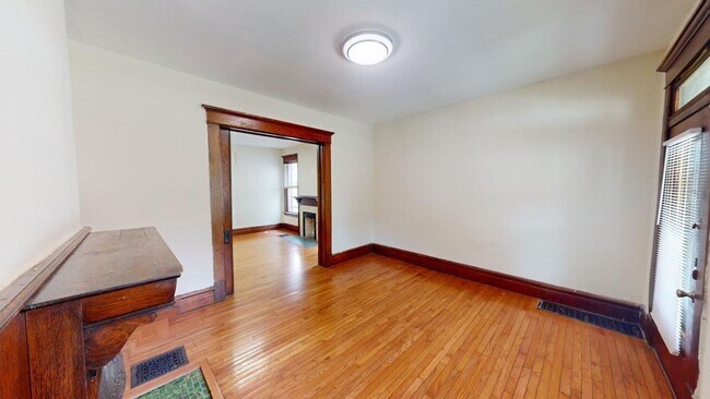 Building Photo - 6 BEDROOMS + 3 BATHROOMS Available August ...
