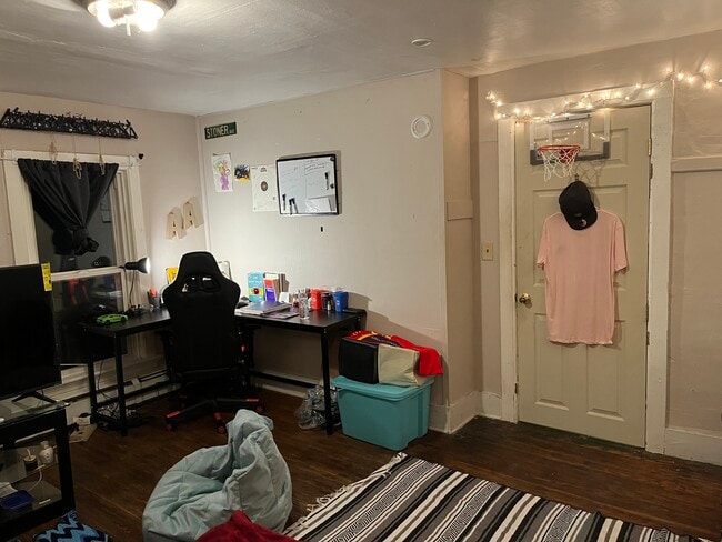 Building Photo - 2 Ford