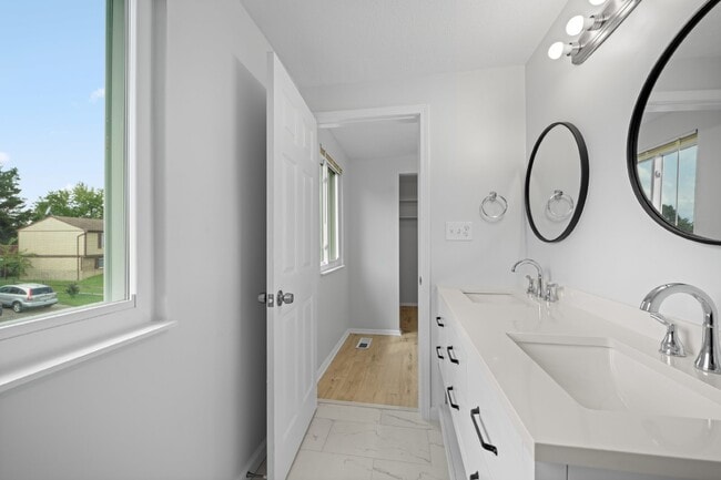 Building Photo - Discover Your Dream Home: Modern Comfort M...