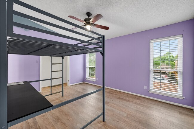 Building Photo - 10615 Briar Forest Dr