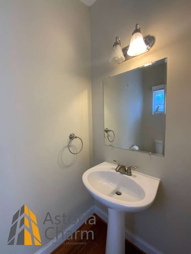 Building Photo - Stylish 2 Bedroom with Spa Bath, Hardwood Floors and Parking