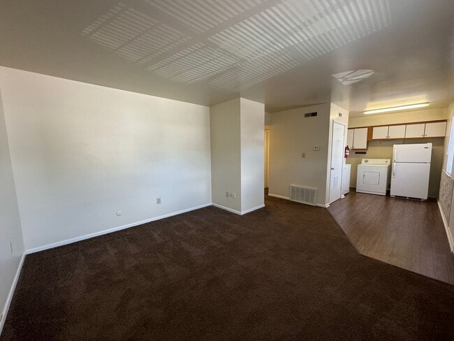 Building Photo - 300 E 16th Ave