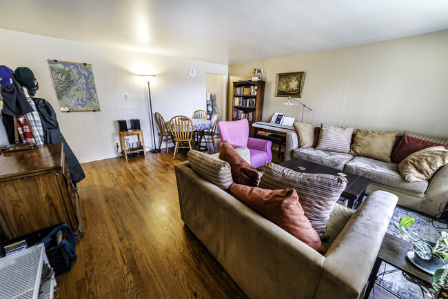 Huge living room with hardwood floor - 729 Pecks Dr