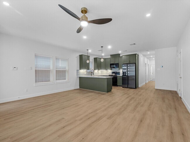 Building Photo - 900 Lucky St