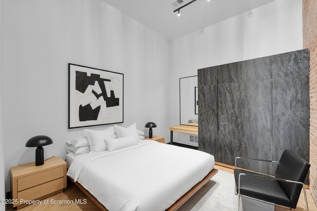 Building Photo - 115 Penn Ave