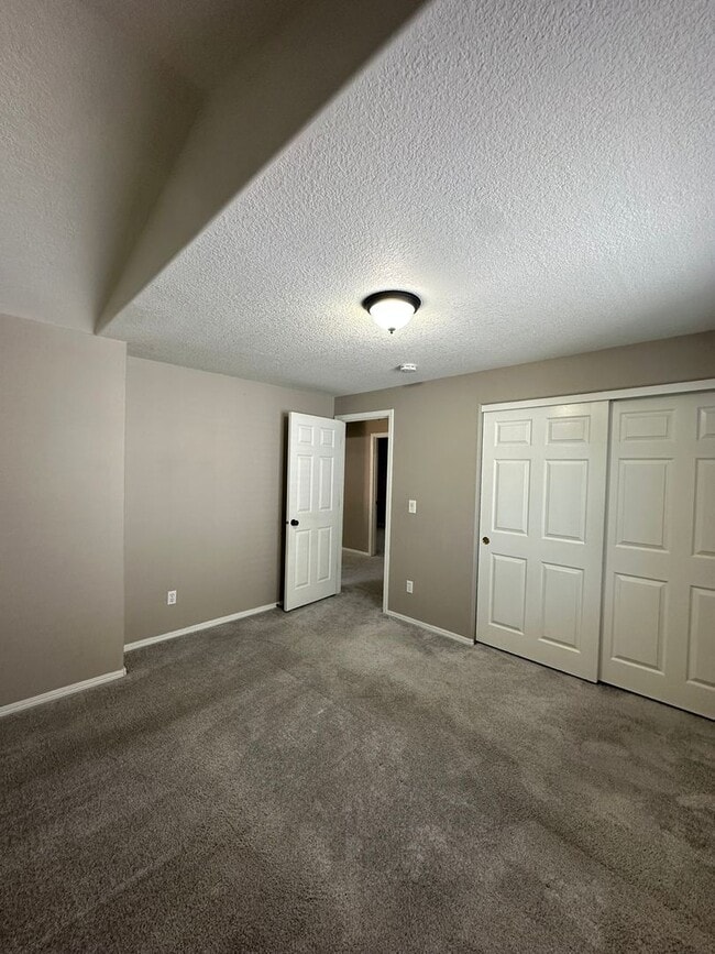 Building Photo - 4 bedroom, 2288sf home. Close to Nike, Int...
