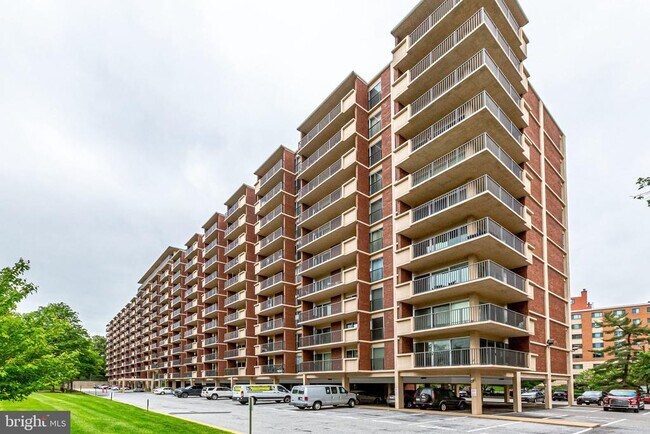 Building Photo - 1300 Army Navy Dr