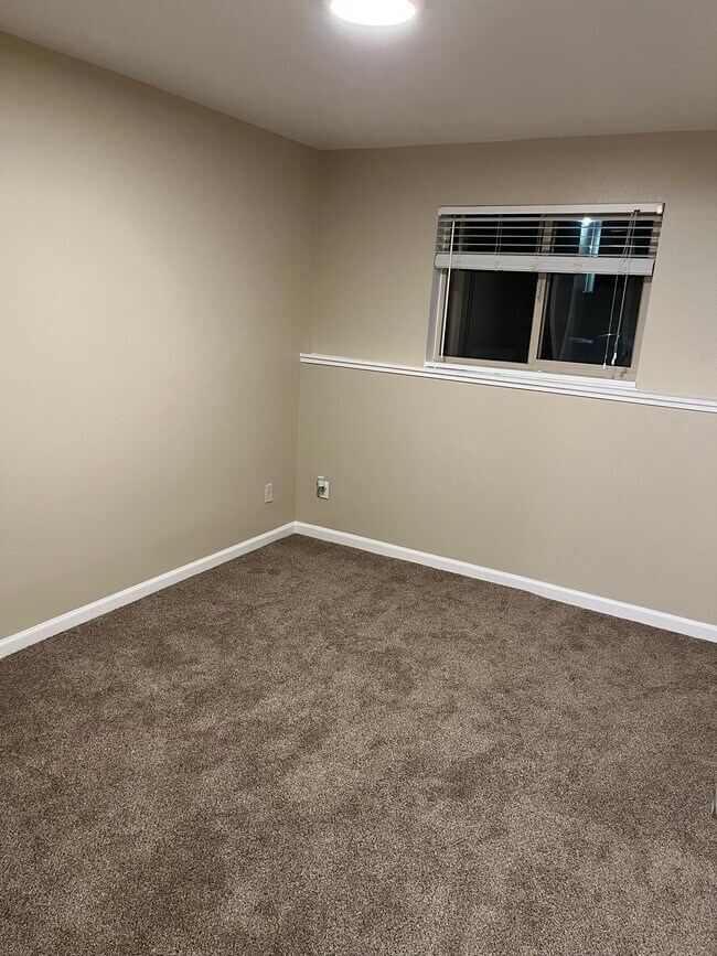 Building Photo - 435 E Creekside Cir