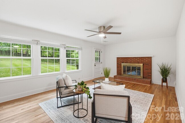 Building Photo - 926 Shady Bluff Dr