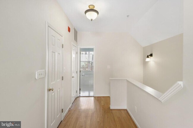 Building Photo - 170 Barrett Pl