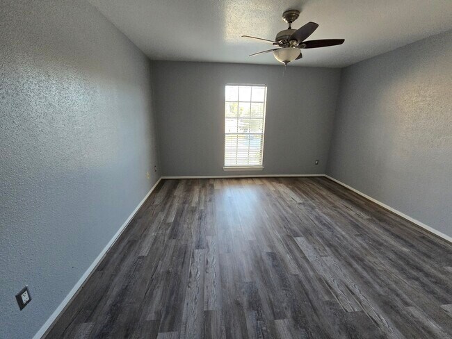 Building Photo - 1860 White Oak Dr