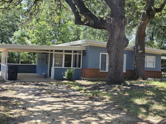 Building Photo - 522 E Davilla Ave