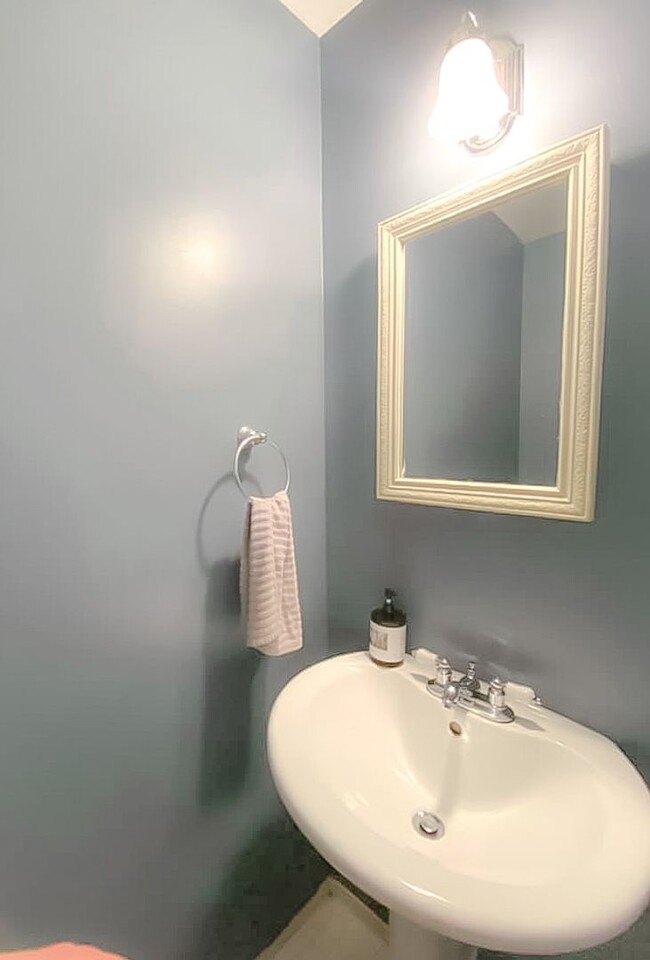 Building Photo - Beautiful 3 Bedroom 2.5 Bathroom Brick Fro...