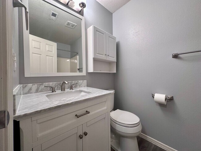 Building Photo - 1/2 off first months rent!! | Modern Comfort Meets Convenience in Beaverton Townhouse 2 Bed 2.5 B...