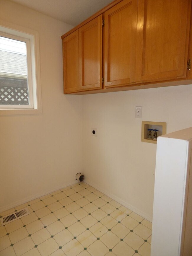 Building Photo - 3 Bed 2 bath home in North Salem!