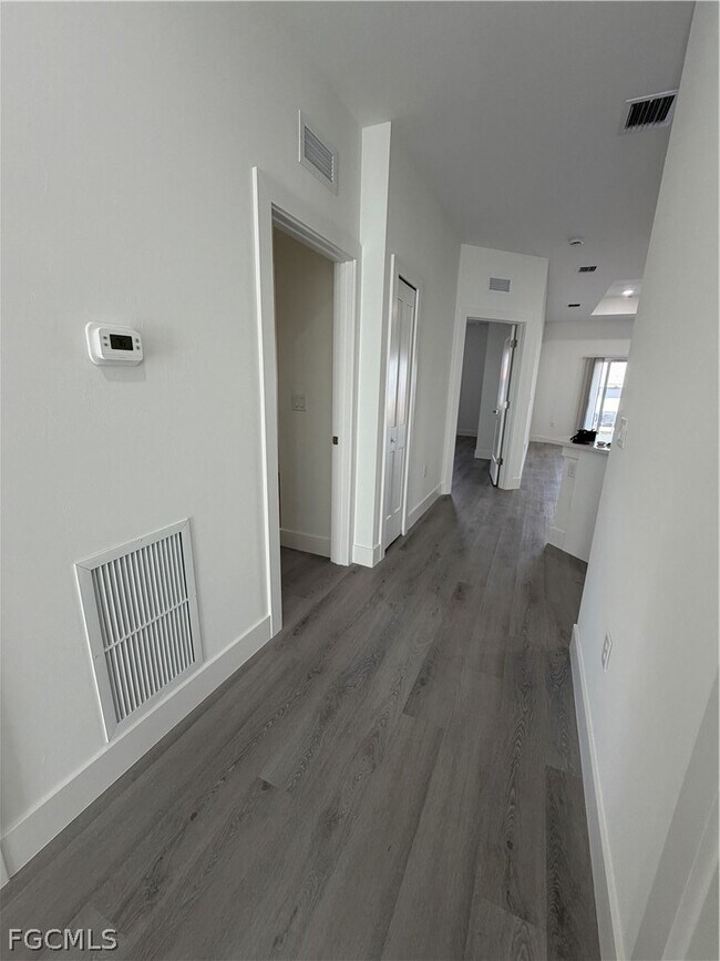 Building Photo - 723 Ivan Ave S