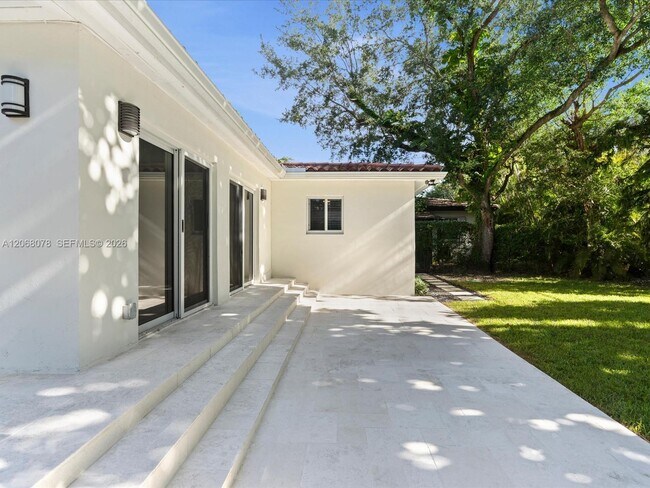 Building Photo - 5406 S Le Jeune Rd