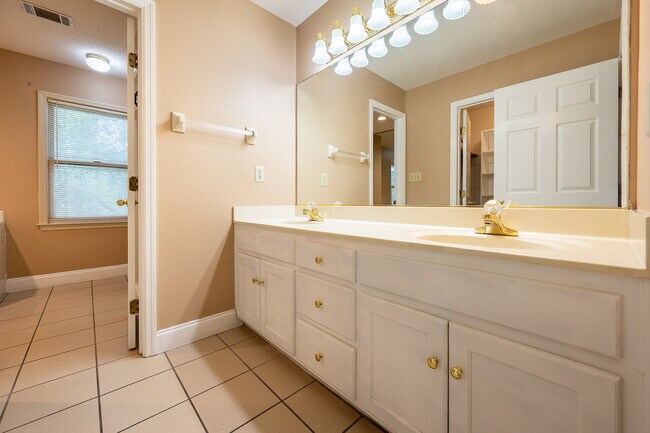 Building Photo - 4135 Knollcrest Cir N
