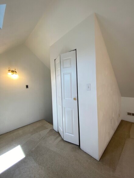 Building Photo - 5819 Bartlett St