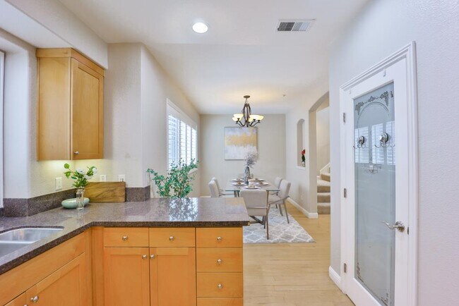 Building Photo - 492 Tyndall St