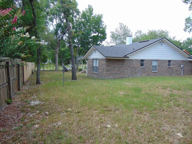 Building Photo - "NEW YEAR'S SPECIAL $500 OFF FIRST FULL MO...