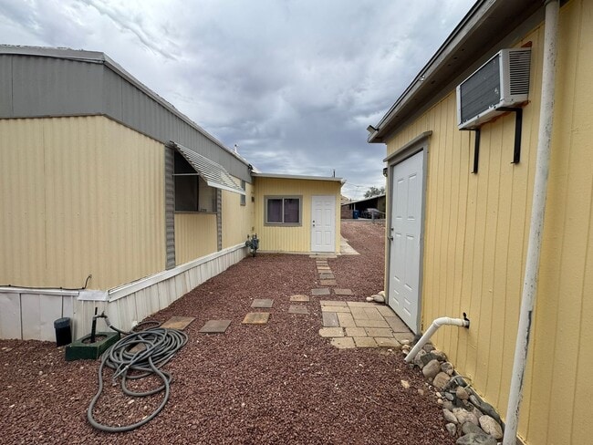 Building Photo - 1 BR 1Ba with enclosed Porch/Patio, fenced yard, RV Parking