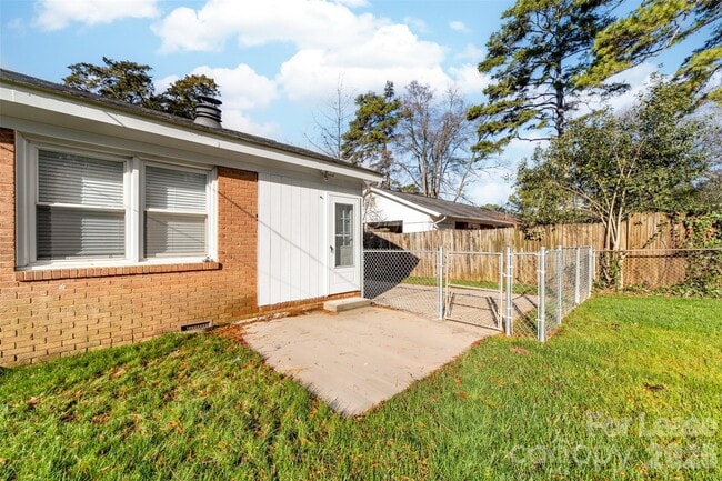 Building Photo - 4005 Abbeydale Dr