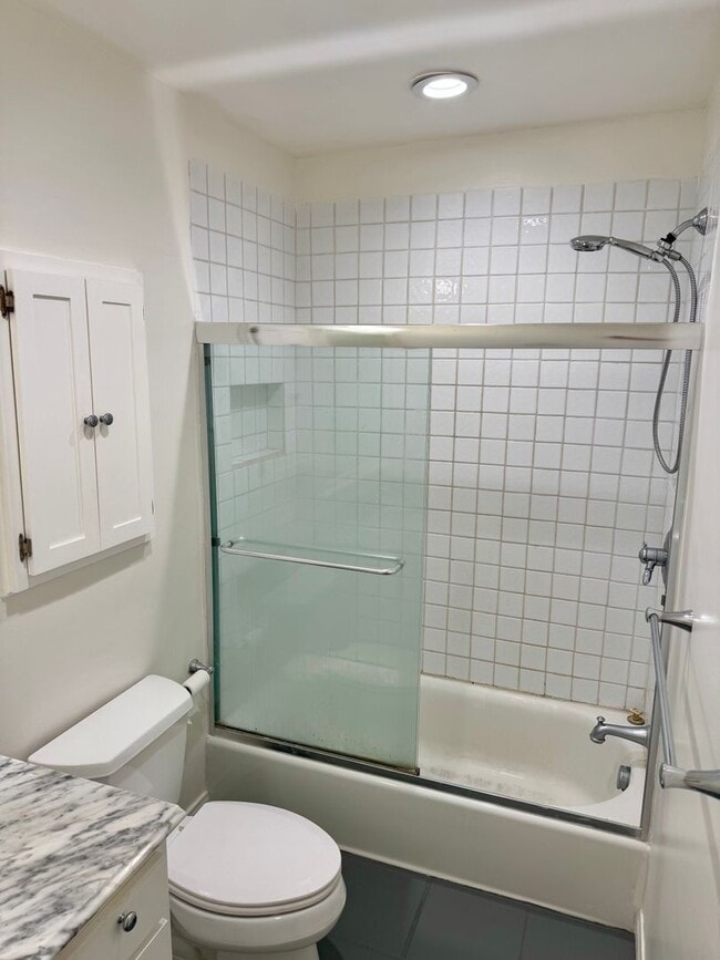 Building Photo - Top Floor 1 bedroom apartment Hermosa Beach