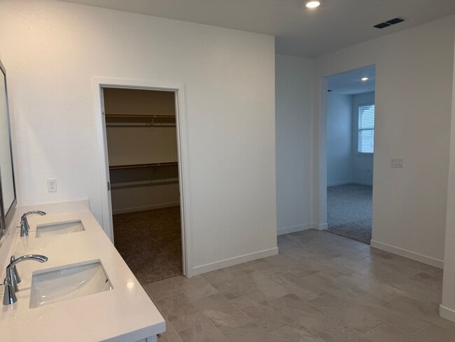 Building Photo - Beautiful Sacramento 5 Bedroom 3 Bathroom 3000 Sqft. Home for Rent