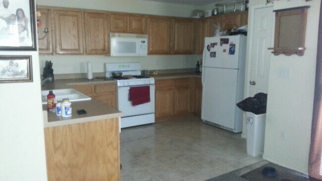 Building Photo - Beautiful SW 4 bedroom home with 2 car garage!