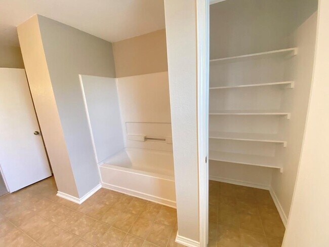 Building Photo - 330 Mistletoe Ln