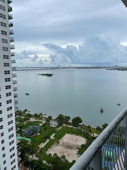 Building Photo - 1750 N Bayshore Dr