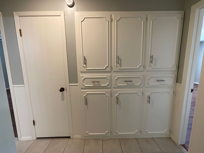 Building Photo - *NOW AVAILABLE* Absolutely Gorgeous 2 Bedr...