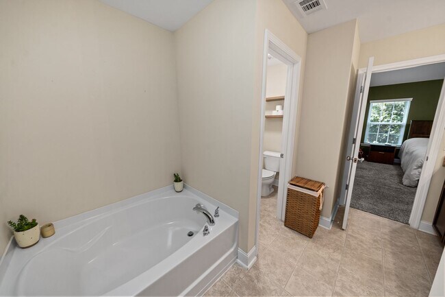 Building Photo - 3 Bedroom Townhome Across from Richmond Hill Golf Club