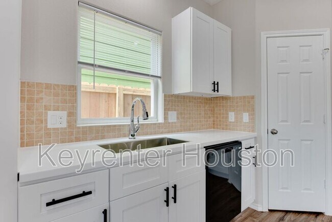 Building Photo - 8203 Woodlyn Rd