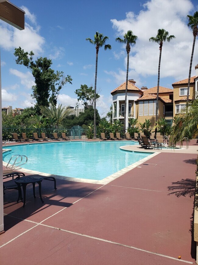 Building Photo - Large 2BD/2BA in Mission Valley - Dual Master Suites! - Open Feel - Quiet, Gated, Central Location!