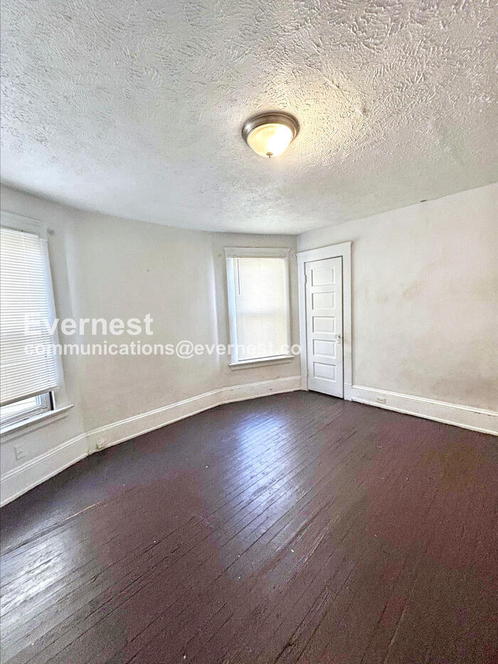 Building Photo - 2213 E 82nd St