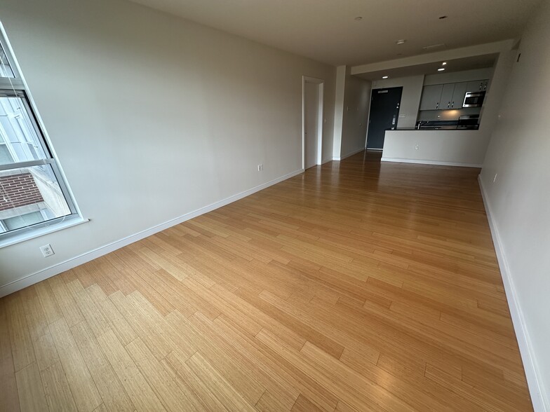 Building Photo - 609 Albany St