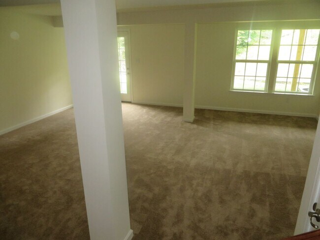 Building Photo - Spacious, Large, Luxury 3 Bedroom Townhouse in Hockessin, Delaware