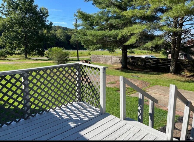 Building Photo - 2 bedroom 2 bath mobile home for rent on half acre!