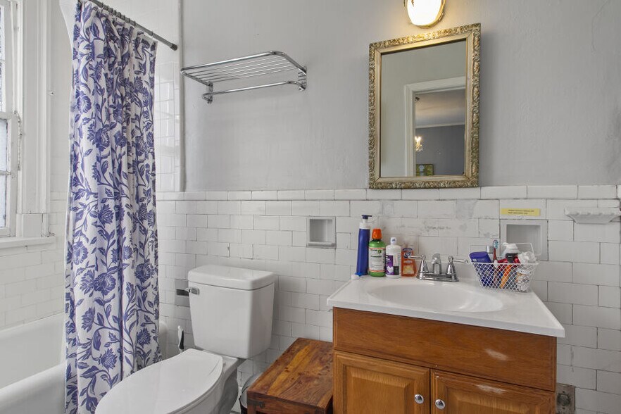 Building Photo - 633 College St