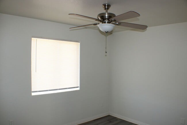 Building Photo - Move-In Ready 4BR/2BA with New Flooring, Fireplace & Spacious Kitchen