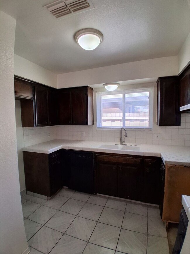 Building Photo - Spacious 3 Bedroom With Garage Located On Ashlan & Cornelia!