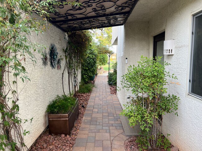 Building Photo - Furnished LVCC Beauty