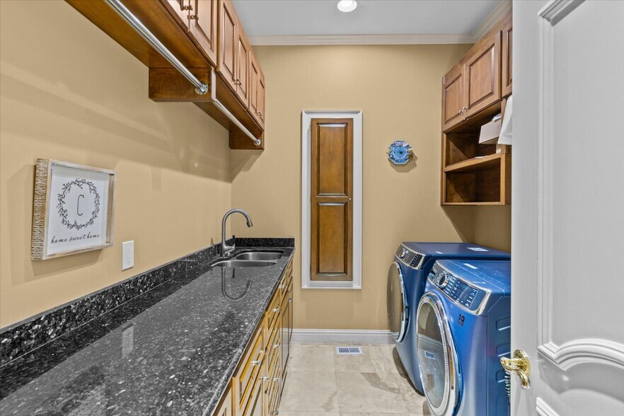 Building Photo - 200 Asphodel Dr