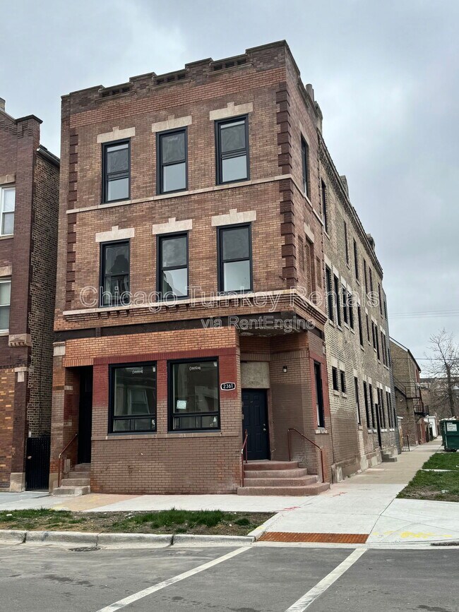 Primary Photo - 2361 S Whipple St