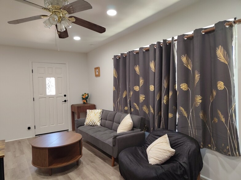 Entry & Guest Futon - 1671 Lisbon Ln