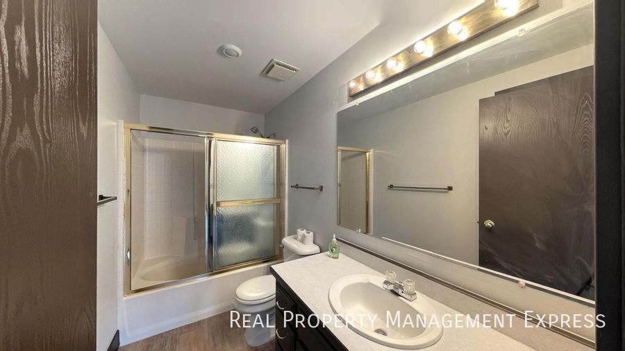 Building Photo - Amazing 3 Bedroom 2.5 Bath duplex with attached garage and fenced yard!