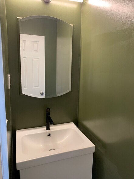 Building Photo - 624 NE 39th Terrace